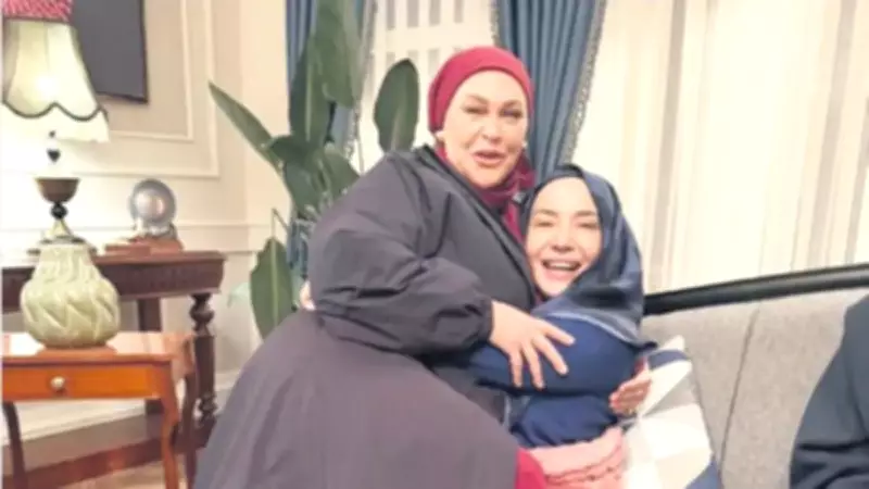 Hülya Avşar ve Deniz Uğur, 'Kadın Kadının Yurdudur' Dizisinde Sette Doğallığı Paylaştı