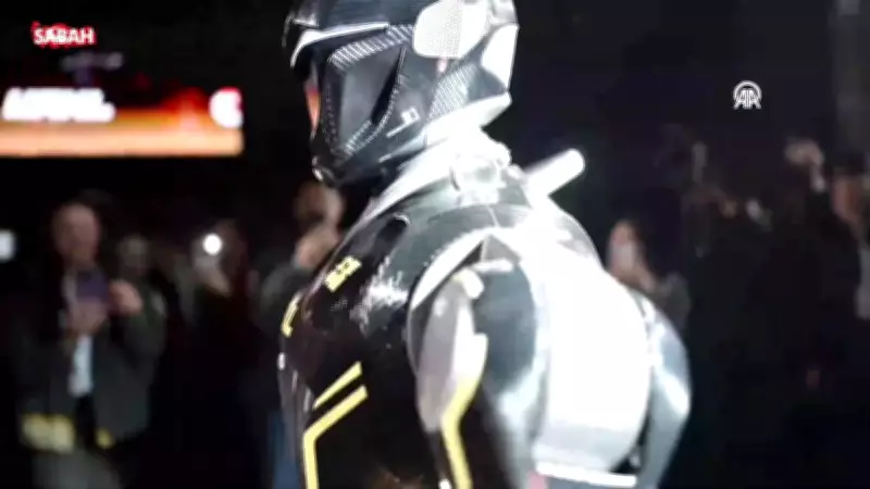 Çin'de EngineAI'nin Geliştirdiği İnsansı Robotlar Gösterişli Bir Etkinlikte Sergilendi