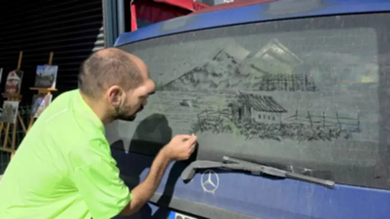 İşitme Engelli Ressam Alper Kocabıyık, Tozlu Araç Camlarını Sanat Eserine Dönüştürüyor
