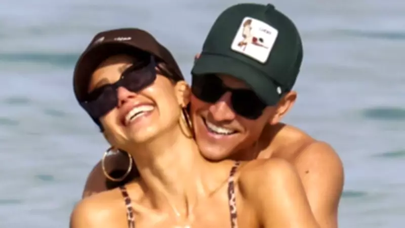 Jessica Alba, Boşanma Sonrası Sevgilisi Danny Ramirez ile Miami'de Aşk Pozları Verdi