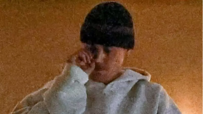 Justin Bieber, Otel Balkonunda Burnunu Karıştırırken Görüntülendi