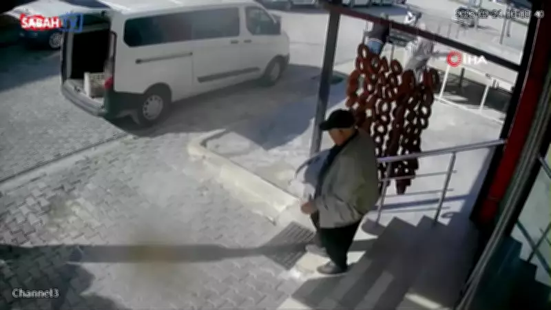 Kadirli'de El Freni Boşalan Minibüs Anayola İnerken Son Anda Durduruldu