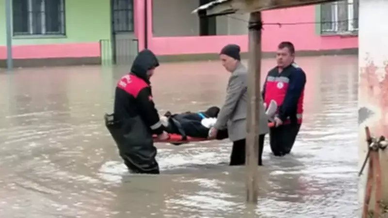 Kadirli'de Sağanak Felaketi: Evler Sular Altında, Hastalar Kurtarıldı