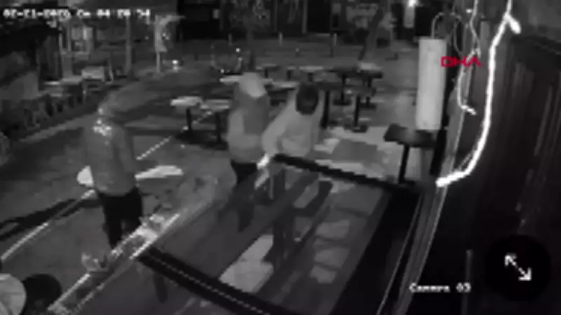 Kadıköy'de Kafe Önüne Bırakılan Çileklerin İlginç Kaderi: Önce Tadına Baktılar, Sonra Çaldılar