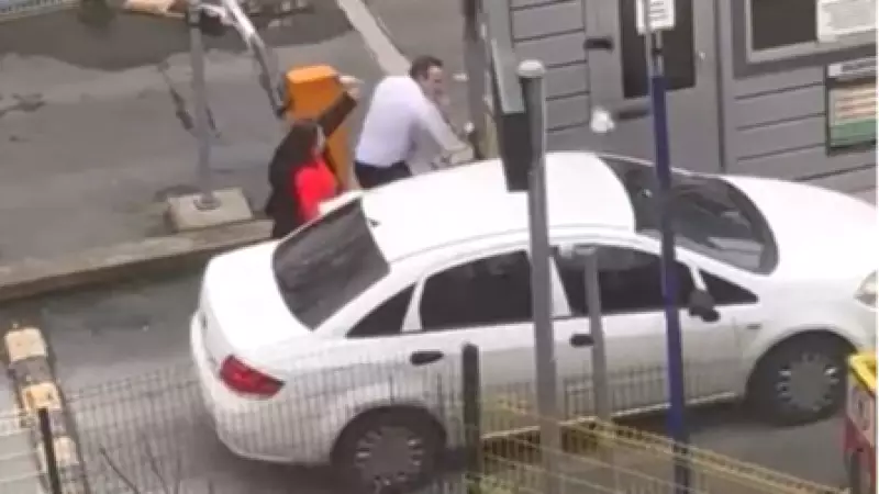 Kadıköy'de Yol Verme Tartışması Şiddete Dönüştü: Otomobil Aynası Kırıldı