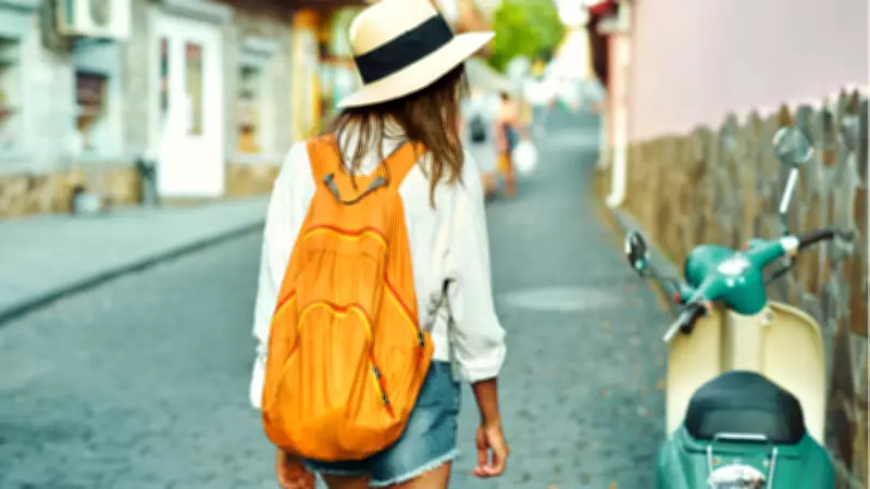 Kadınlar İçin Tek Başına Seyahat Rehberi: Güvenli ve Keyifli Bir Yolculuk İçin İpuçları