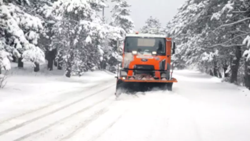 Kar Geri Döndü: 10 İlde Okullar Tatil, Yüzlerce Köy Yolu Kapandı