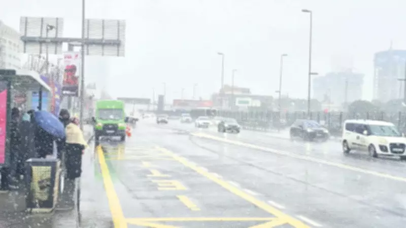 Kar Geri Döndü: İstanbul Beyaza Büründü, Meteoroloji 10 Derece Düşüş Uyarısı Yaptı