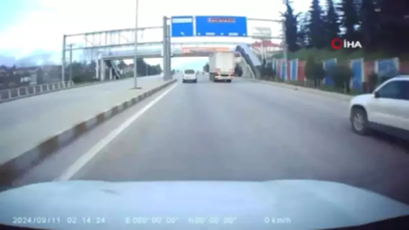 Karabük'te Motosikletten Kaçınan Araç Refüje Çarptı: Kaza Anı Araç Kamerasında