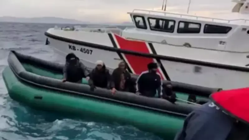Karaburun'da Lastik Botla Yaklaşan 22 Düzensiz Göçmen Yakalandı, İçlerinde 2 Çocuk Var