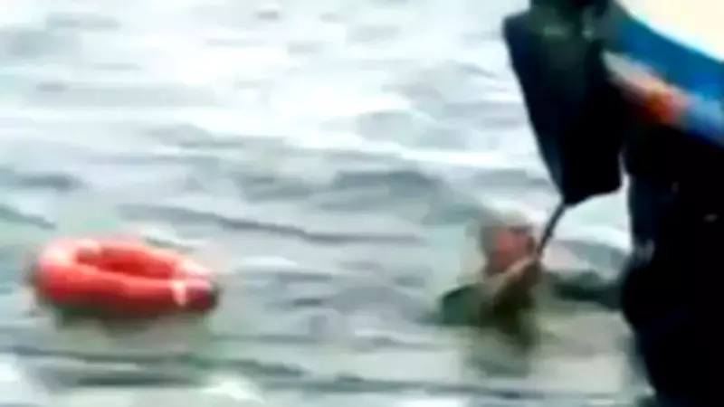 Karaköy'de Yolcu Vapuru Tekneye Çarptı: Balıkçı Denize Düştü ve Kurtarıldı