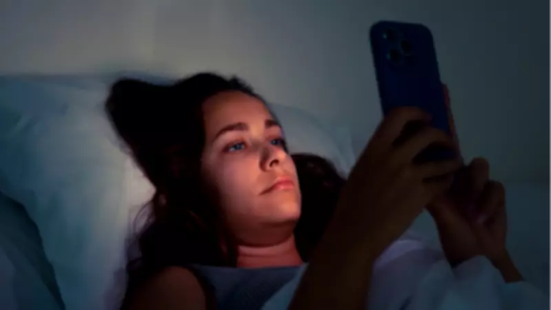Karanlıkta Telefon Kullanımı Göz Sağlığını Tehdit Ediyor: Uzman Uyarıyor