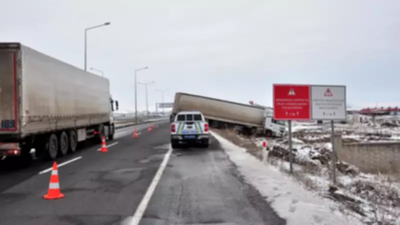 Kars-Ardahan Yolunda Gizli Buzlanma: TIR Kontrolünü Kaybederek Yoldan Çıktı