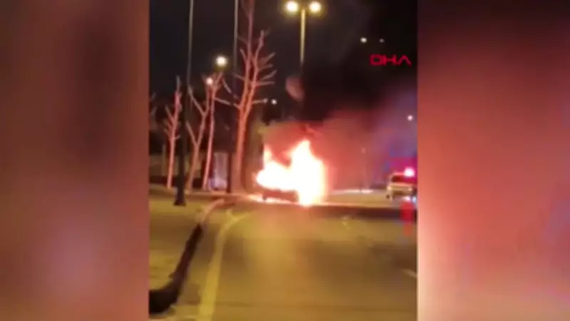 Kartal'da Seyir Halindeki Otomobil Alev Alev Yandı, İtfaiye Müdahalesiyle Söndürüldü
