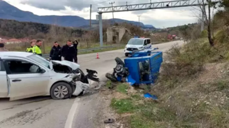 Kastamonu Cide'de Otomobil ile Tarım Aracı Çarpıştı: 3 Yaralı