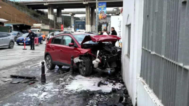 Kağıthane'de Korkunç Kaza: Araç Okul Duvarına Saplandı, 2 Yaralı
