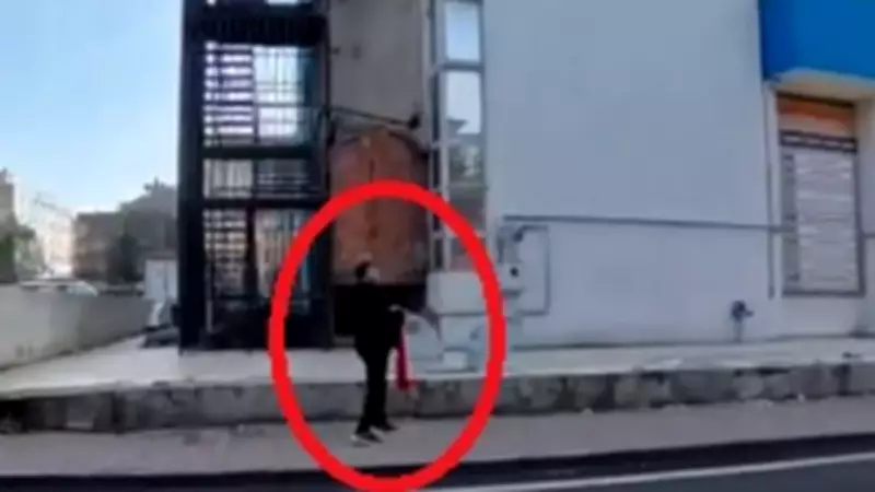 Kayseri'de 14 Yaşındaki Çocuktan Vatansever Hareket: Bayrağı Yerde Görünce Koştu