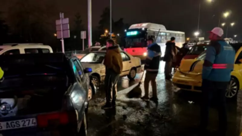 Kayseri'de Kontrolden Çıkan Otomobil 5 Araca Çarptı: 2 Yaralı