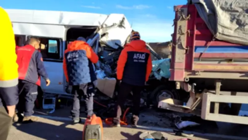 Kayseri'de Öğrenci Servisi Tıra Çarptı: 1 Ölü, 7 Yaralı