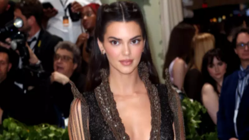 Kendall Jenner, Sabahattin Ali'nin 'Kürk Mantolu Madonna'sını Sosyal Medyada Paylaştı