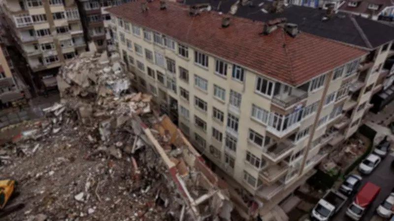 Küçükçekmece'de Kontrollü Yıkım Faciası: Bina Yanındaki Binaya Devrildi!