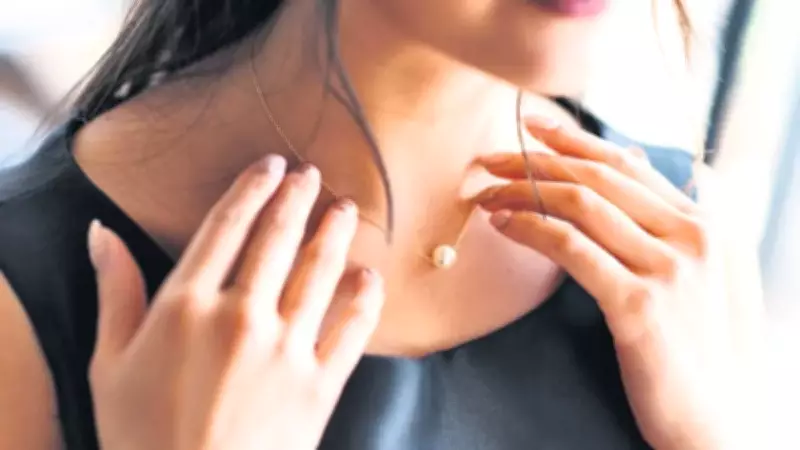 Kombinlerin Gizli Kahramanı: Hangi Yaka Tipine Hangi Kolye Yakışır?