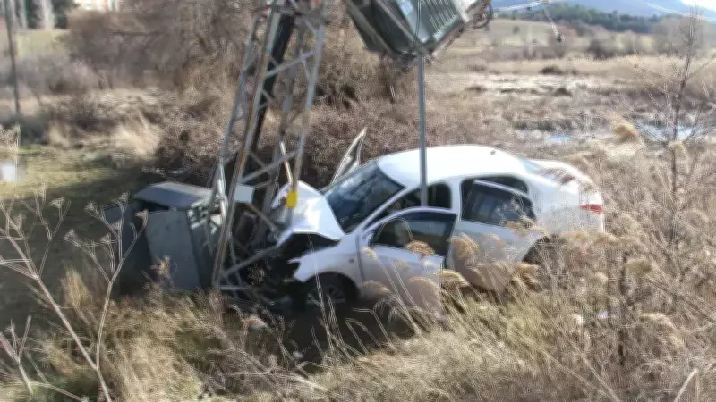 Konya'da Yüksek Gerilim Hattına Çarpan Araçta 3 Kişi Yaralandı