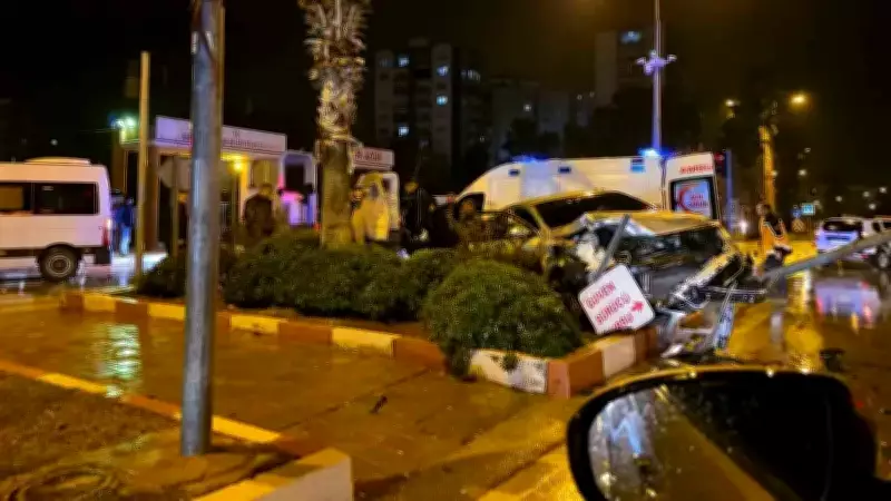 Kozan'da Minibüs-Otomobil Çarpışması: 4 Yaralı, Otomobil Hurdaya Döndü