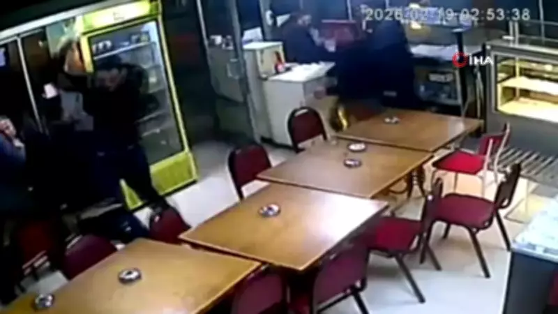 Kütahya'da Çay Evinde Bıçaklı Saldırı: Güvenlik Kamerası Dehşeti