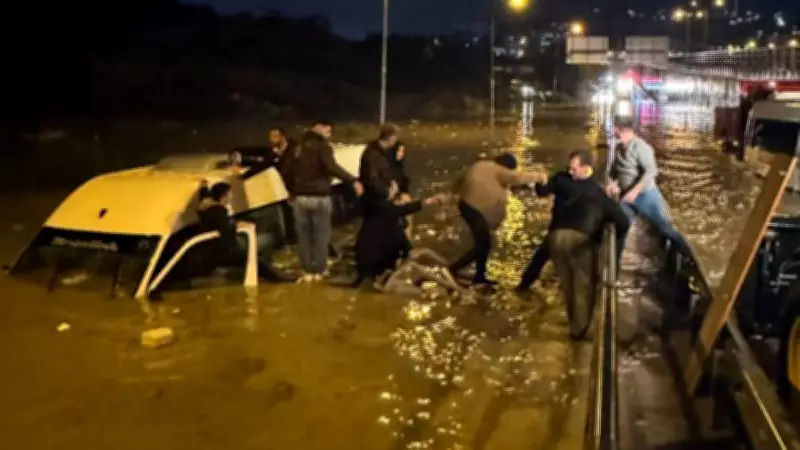 Kuşadası'nda Sel Sularına Gömülen Minibüsten 20 Yolcu Kurtarıldı