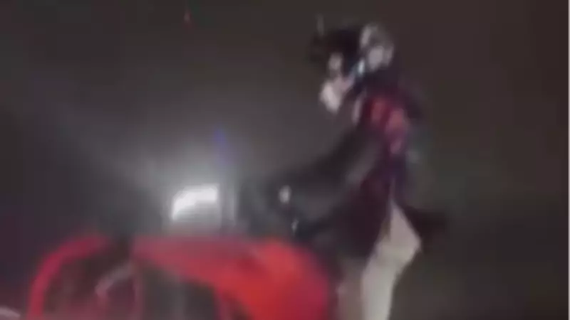 Kuzey Marmara Otoyolu'nda Yağmur Altında Tehlikeli Motosiklet Akrobasisi