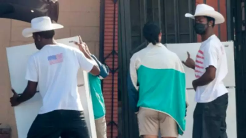 Lil Nas X, İkinci El Buzdolabı Alırken Görüntülendi: Western Tarzıyla Dikkat Çekti