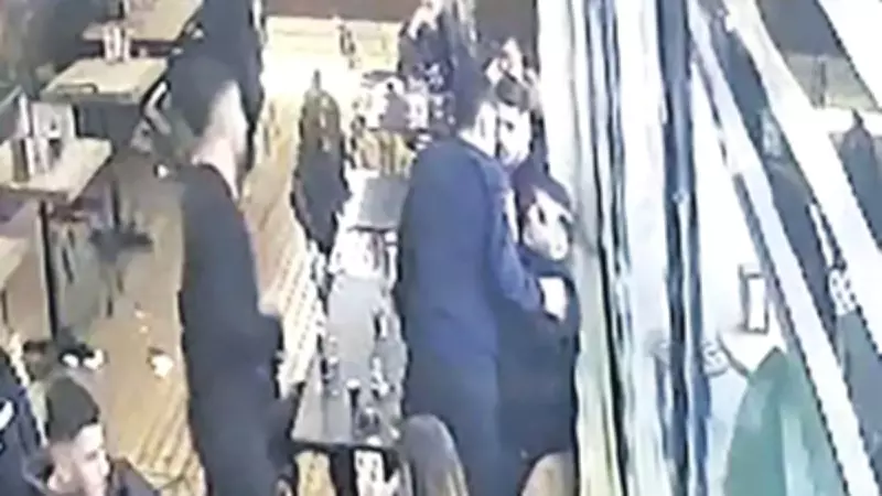 Liseli Gence Kafede Bıçaklı Saldırı: Genç Yaralı, Saldırgan Kaçtı