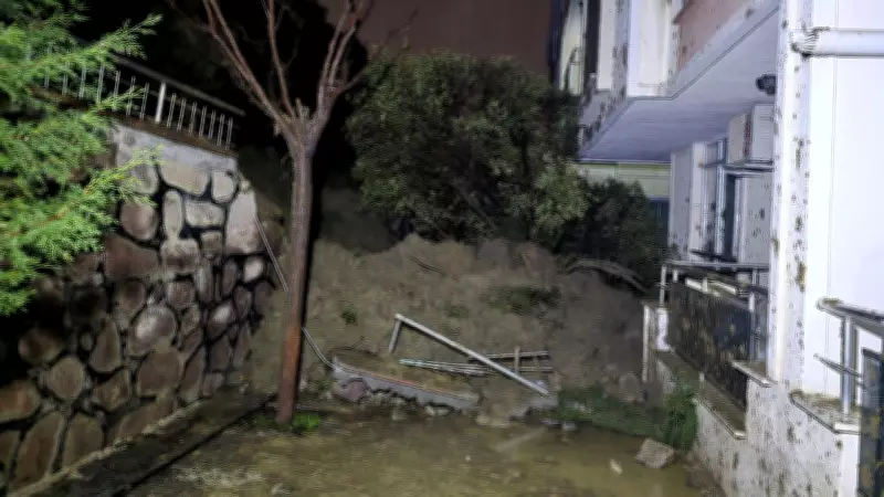 Manisa Turgutlu'da Sağanak Yağış İstinat Duvarını Yıktı, Apartman Dairesinde Hasar Oluştu