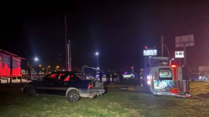 Manisa'da Ambulans ile Otomobil Çarpıştı: Devrilen Araçta 5 Kişi Yaralandı