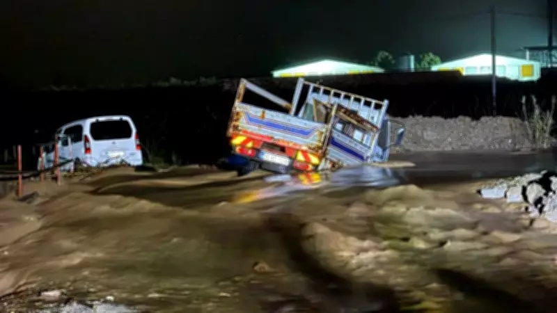 Manisa'da Derede Mahsur Kalan İki Araç Kurtarıldı