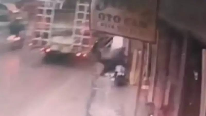 Manisa'da Korkunç Kaza! Lise Öğrencisi Kamyondan Düşen İş Makinesiyle Yaralandı