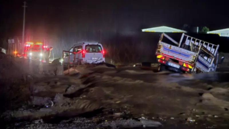 Manisa'da Panik: İki Araç Dereye Sürüklendi, Sürücüler Kendi İmkanlarıyla Kurtuldu