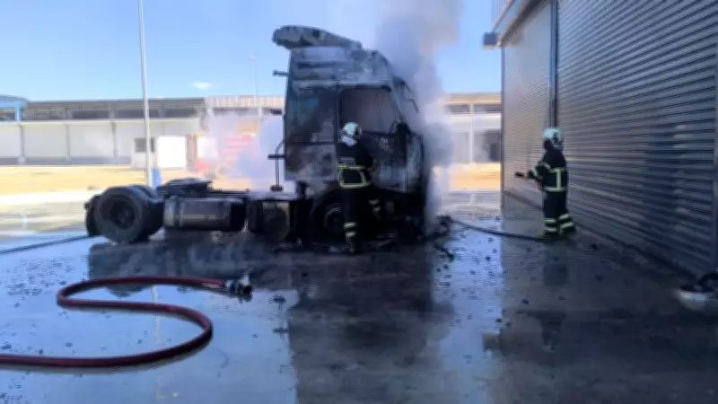 Mardin'de Park Halindeki TIR Alev Alev Yandı, Araç Kullanılmaz Hale Geldi