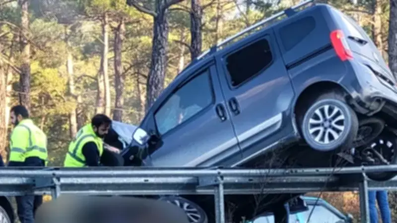 Marmaris-Datça Karayolu'nda Ticari Araç ile Otomobil Çarpıştı: 4 Yaralı