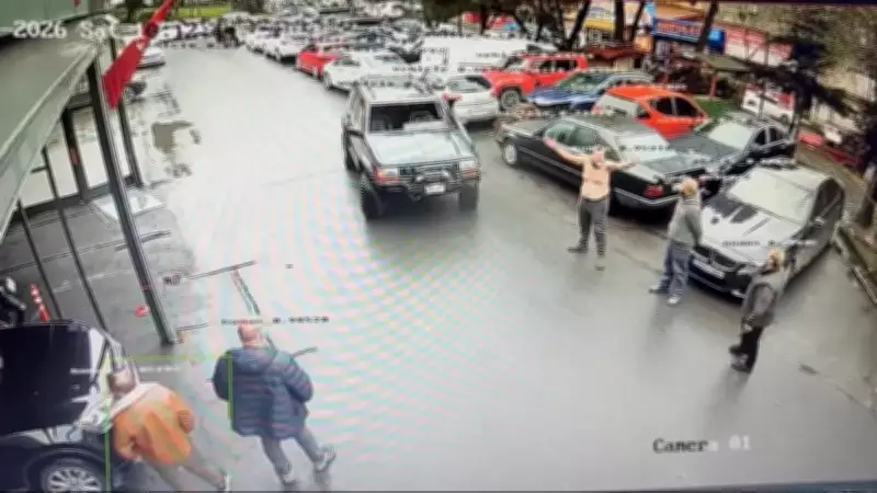 Maslak'ta Eski Ortak Kavgası: Silahla İş Yeri Basıldı, Tehdit Edilip Soyundu