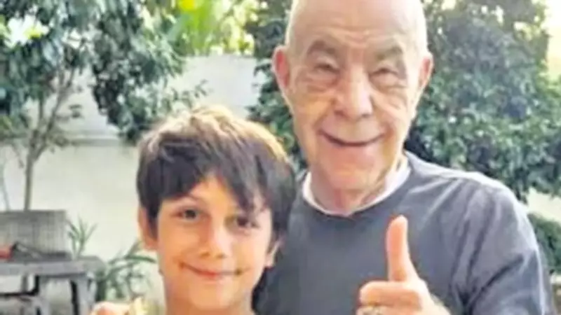 Mazhar Alanson, Torunu Cihangir'in Resmiyle Unutulmaz Bir An Yaşadı