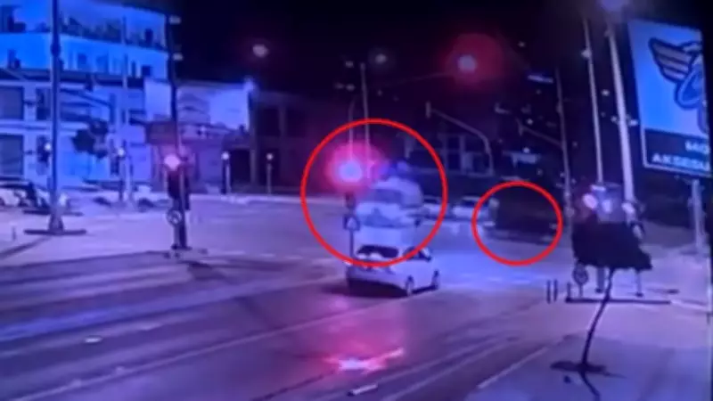 Mersin'de Ambulansa Çarpan Cip Kazası: 5 Kişi Yaralandı, Anlar Kamerada