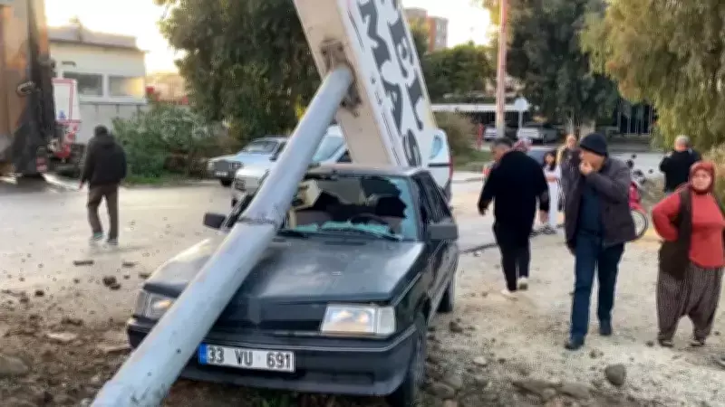 Mersin'de Kamyonun Çarptığı Tabela Park Halindeki Otomobile Devrildi: Yaralı Var