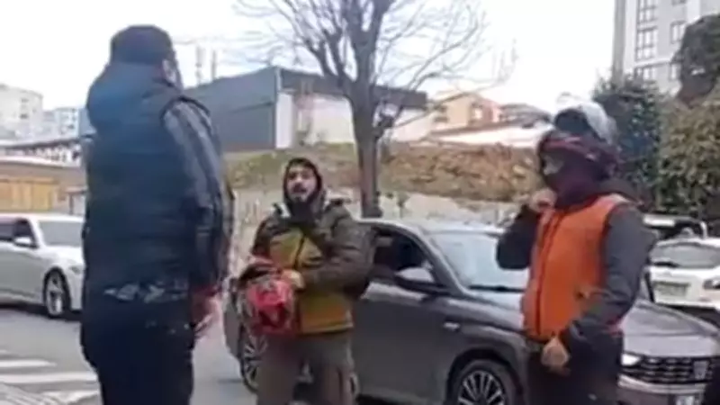 Ümraniye'de Yol Verme Kavgası Silahlı Tehdide Dönüştü! Olay Anı Görüntülendi