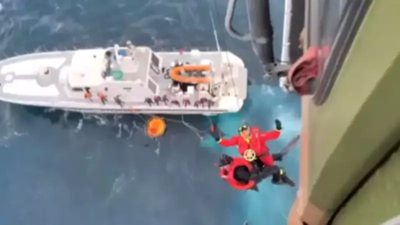 MSB: İzmir'de Batan Göçmen Botundan İki Kişi Helikopterle Kurtarıldı