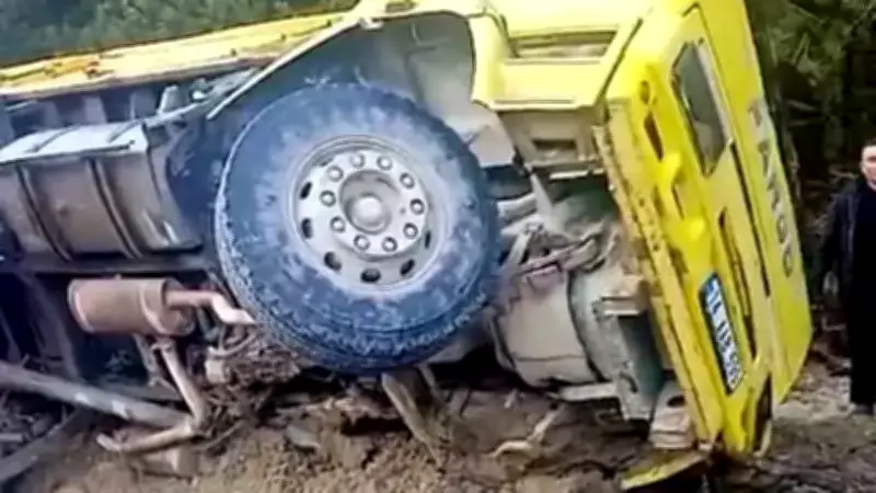 Mudurnu'da Patlayan Lastik Kamyonu Devirdi: Sürücü Yaralandı