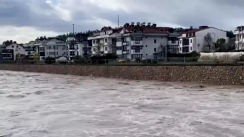 Muğla Sahillerinde Fırtına ve Taşkınlar: Bodrum ve Fethiye'de Hayat Olumsuz Etkilendi