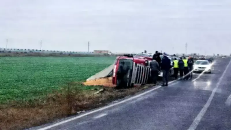Muratlı'da Kontrolden Çıkan Kamyon Yol Kenarına Devrildi: Sürücü Hafif Yaralandı