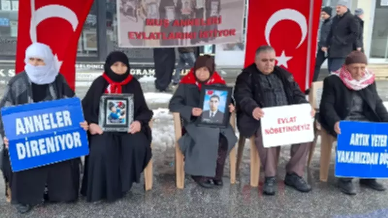 Muş'ta Annelerin Kar Altındaki Evlat Nöbeti Sürüyor